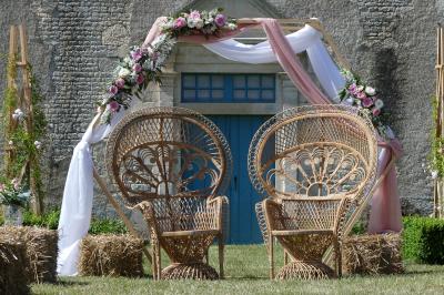 Miniature arche hexagonale Un couple marche dans le jardin d'un château ancien entouré de verdure par une journée ensoleillée.