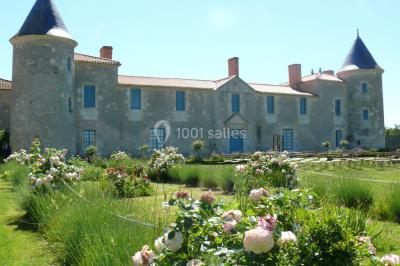 Miniature Cérémonie dans le jardin Un couple marche dans le jardin d'un château ancien entouré de verdure par une journée ensoleillée.