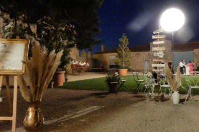 Miniature de nuit Un couple marche dans le jardin d'un château ancien entouré de verdure par une journée ensoleillée.