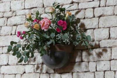 Miniature Des fleurs même aux murs ! Un couple marche dans le jardin d'un château ancien entouré de verdure par une journée ensoleillée.