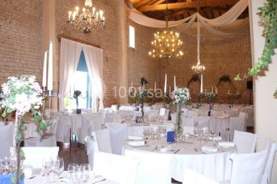 Miniature Grande Nef : 10 m de hauteur sous charpente Un couple marche dans le jardin d'un château ancien entouré de verdure par une journée ensoleillée.