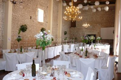 Miniature Grande Nef : 150 personnes à table Un couple marche dans le jardin d'un château ancien entouré de verdure par une journée ensoleillée.
