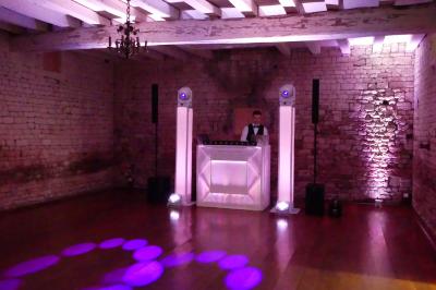 Miniature Le Dj est installé Un couple marche dans le jardin d'un château ancien entouré de verdure par une journée ensoleillée.