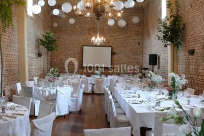Miniature Les décors que vous souhaitez Un couple marche dans le jardin d'un château ancien entouré de verdure par une journée ensoleillée.