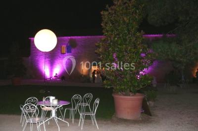 Miniature Nuit en couleur Un couple marche dans le jardin d'un château ancien entouré de verdure par une journée ensoleillée.