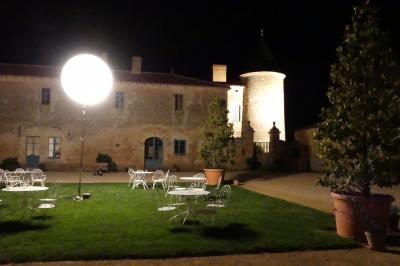 Miniature Pleine lune ! Un couple marche dans le jardin d'un château ancien entouré de verdure par une journée ensoleillée.