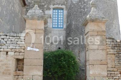 Miniature Portail du jardin Un couple marche dans le jardin d'un château ancien entouré de verdure par une journée ensoleillée.