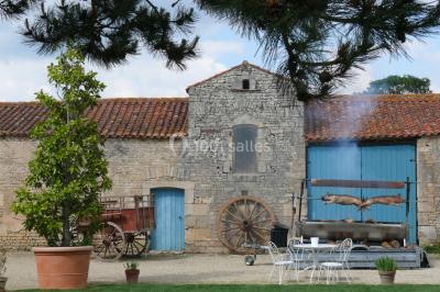 Miniature rotisserie en plein air Un couple marche dans le jardin d'un château ancien entouré de verdure par une journée ensoleillée.
