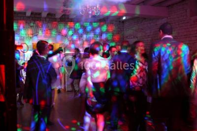 Miniature Soirée dansante Un couple marche dans le jardin d'un château ancien entouré de verdure par une journée ensoleillée.