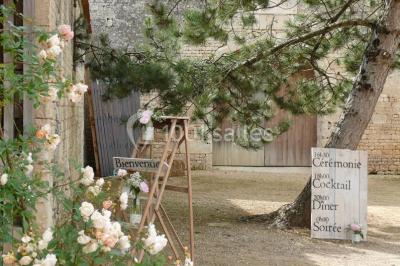 Miniature un peu d'ombre dans la cour du Pavillon Un couple marche dans le jardin d'un château ancien entouré de verdure par une journée ensoleillée.