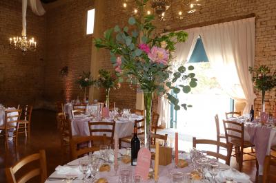 Miniature vases géants pour centre de table Un couple marche dans le jardin d'un château ancien entouré de verdure par une journée ensoleillée.