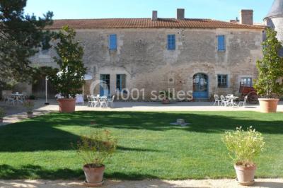 Miniature Votre maison pendant 4 jours ! Un couple marche dans le jardin d'un château ancien entouré de verdure par une journée ensoleillée.