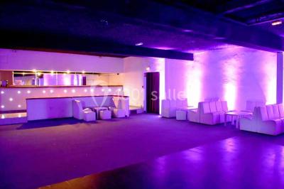 Des femmes en tenue élégante trinquent avec des verres à pied, vues en contre-plongée depuis le centre du cercle.