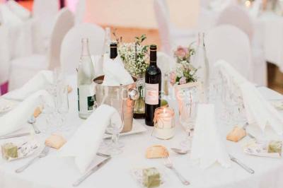 Des femmes en tenue élégante trinquent avec des verres à pied, vues en contre-plongée depuis le centre du cercle.