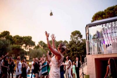 Des femmes en tenue élégante trinquent avec des verres à pied, vues en contre-plongée depuis le centre du cercle.
