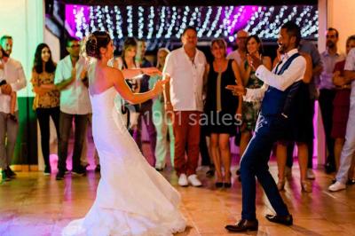 Des femmes en tenue élégante trinquent avec des verres à pied, vues en contre-plongée depuis le centre du cercle.