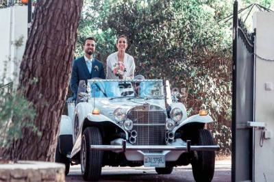 Des femmes en tenue élégante trinquent avec des verres à pied, vues en contre-plongée depuis le centre du cercle.