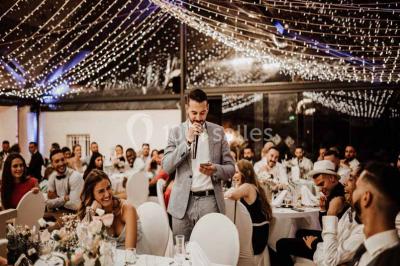 Des femmes en tenue élégante trinquent avec des verres à pied, vues en contre-plongée depuis le centre du cercle.