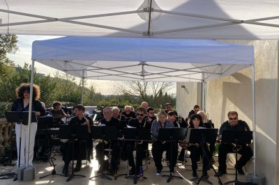 Miniature Location salle Ansouis (Vaucluse) - Le Grand Turcan #13 Salle avec un ancien pressoir en bois, des tonneaux, une table rouge avec bouteilles et des verres à vin.