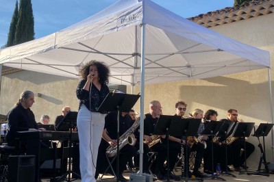 Miniature Location salle Ansouis (Vaucluse) - Le Grand Turcan #12 Salle avec un ancien pressoir en bois, des tonneaux, une table rouge avec bouteilles et des verres à vin.