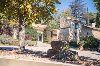 Miniature Location salle Ansouis (Vaucluse) - Le Grand Turcan #2 Salle avec un ancien pressoir en bois, des tonneaux, une table rouge avec bouteilles et des verres à vin.