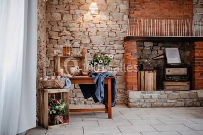 Un couple en tenue de mariage se regarde sous une pergola illuminée de guirlandes lumineuses.