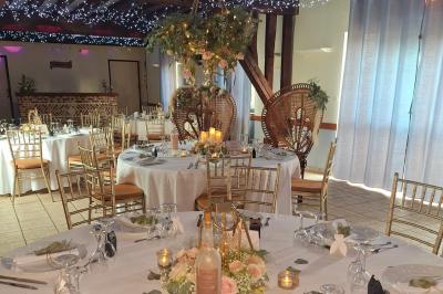 Miniature Location salle Gisay-la-Coudre (Eure) - La Chauvinière #3 Terrasse extérieure avec tables dressées, parasols blancs, lampadaire et bâtiment à colombages en arrière-plan.