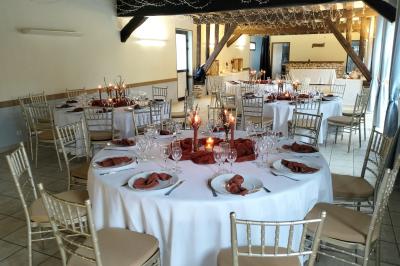 Miniature Location salle Gisay-la-Coudre (Eure) - La Chauvinière #5 Terrasse extérieure avec tables dressées, parasols blancs, lampadaire et bâtiment à colombages en arrière-plan.
