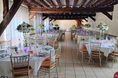 Miniature Location salle Gisay-la-Coudre (Eure) - La Chauvinière #7 Terrasse extérieure avec tables dressées, parasols blancs, lampadaire et bâtiment à colombages en arrière-plan.