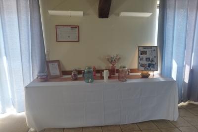 Miniature Location salle Gisay-la-Coudre (Eure) - La Chauvinière #8 Terrasse extérieure avec tables dressées, parasols blancs, lampadaire et bâtiment à colombages en arrière-plan.