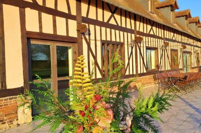 Miniature Location salle Gisay-la-Coudre (Eure) - La Chauvinière #14 Terrasse extérieure avec tables dressées, parasols blancs, lampadaire et bâtiment à colombages en arrière-plan.