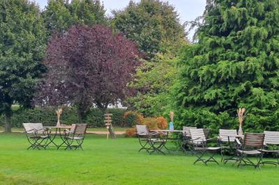 Miniature Location salle Gisay-la-Coudre (Eure) - La Chauvinière #12 Terrasse extérieure avec tables dressées, parasols blancs, lampadaire et bâtiment à colombages en arrière-plan.
