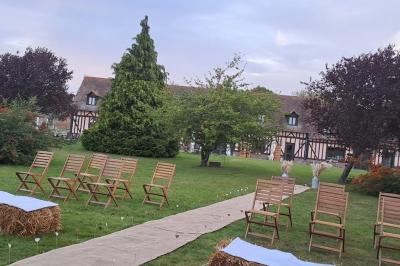 Miniature Location salle Gisay-la-Coudre (Eure) - La Chauvinière #10 Terrasse extérieure avec tables dressées, parasols blancs, lampadaire et bâtiment à colombages en arrière-plan.