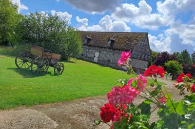 Miniature Location salle Gisay-la-Coudre (Eure) - La Chauvinière #18 Terrasse extérieure avec tables dressées, parasols blancs, lampadaire et bâtiment à colombages en arrière-plan.