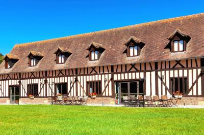 Miniature Location salle Gisay-la-Coudre (Eure) - La Chauvinière #21 Terrasse extérieure avec tables dressées, parasols blancs, lampadaire et bâtiment à colombages en arrière-plan.