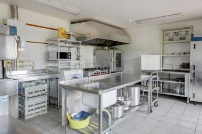 Miniature Location salle Gisay-la-Coudre (Eure) - La Chauvinière #22 Terrasse extérieure avec tables dressées, parasols blancs, lampadaire et bâtiment à colombages en arrière-plan.