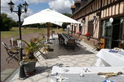 Miniature Location salle Gisay-la-Coudre (Eure) - La Chauvinière #23 Terrasse extérieure avec tables dressées, parasols blancs, lampadaire et bâtiment à colombages en arrière-plan.