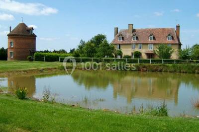 Miniature Location salle Gisay-la-Coudre (Eure) - La Chauvinière #1 Terrasse extérieure avec tables dressées, parasols blancs, lampadaire et bâtiment à colombages en arrière-plan.