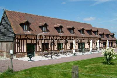 Miniature Location salle Gisay-la-Coudre (Eure) - La Chauvinière #2 Terrasse extérieure avec tables dressées, parasols blancs, lampadaire et bâtiment à colombages en arrière-plan.