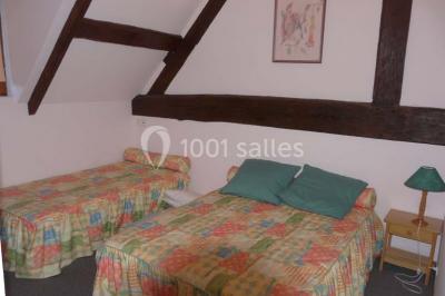 Miniature Location salle Gisay-la-Coudre (Eure) - La Chauvinière #17 Terrasse extérieure avec tables dressées, parasols blancs, lampadaire et bâtiment à colombages en arrière-plan.