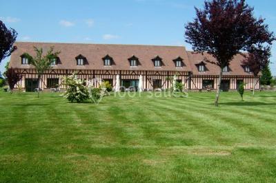 Miniature Location salle Gisay-la-Coudre (Eure) - La Chauvinière #9 Terrasse extérieure avec tables dressées, parasols blancs, lampadaire et bâtiment à colombages en arrière-plan.