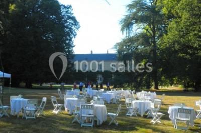 Chambre lumineuse avec un lit double, des rideaux fleuris, un lustre, des meubles classiques et des fenêtres donnant sur la…